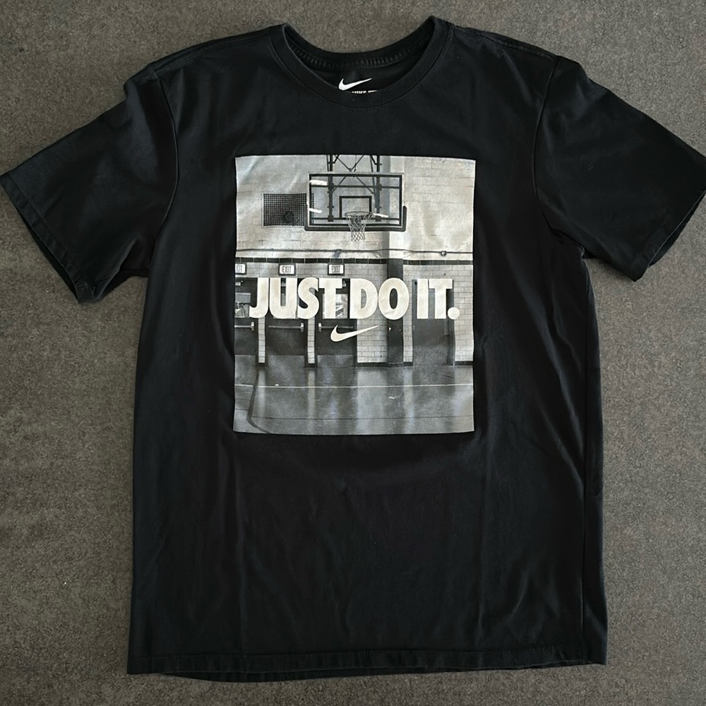 Nike tee athletic cut dri-fit Mens Medium Just Do It